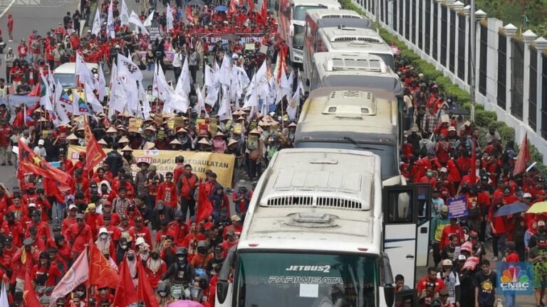 aksi-long-march-dari-konfederasi-kasbi-dan-aliansi-gerakan-buruh-bersama-rakyat-gebrak-saat-demo-may-day-di-kawasan-depan-gedu-1746080380819_169