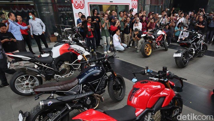 jadi-showroom-dadakan-kpk-pamer-22-kendaraan-terkait-ott-wamenaker-noel-1755774565534_169 (1)