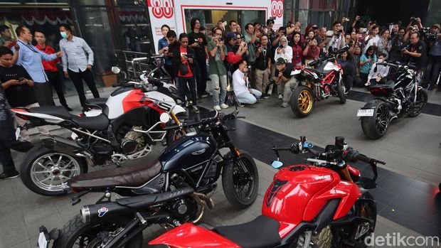 jadi-showroom-dadakan-kpk-pamer-22-kendaraan-terkait-ott-wamenaker-noel-1755774565534_169