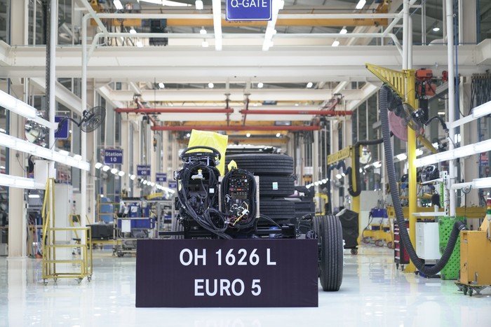 sasis-bus-mercedes-benz-1626l-euro-5-buatan-cikarang-diekspor-1756188461560